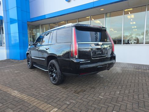 Used 2018 Cadillac Escalade Luxury image 3