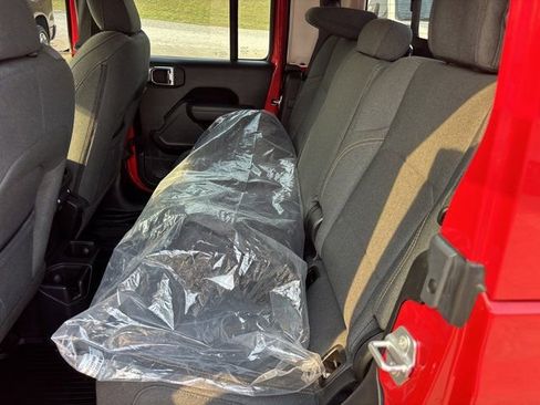 Used 2025 Jeep Gladiator Sport image 13