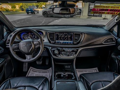 Used 2025 Chrysler Pacifica Limited FWD image 18