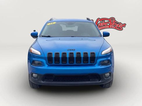 Used 2018 Jeep Cherokee Latitude w/ Altitude Package image 2