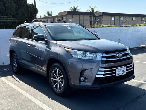 Used 2019 Toyota Highlander XLE AWD/4WD image 1