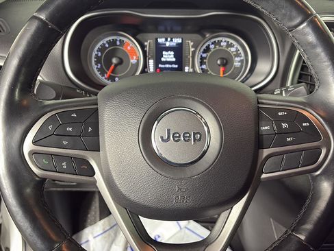 Used 2019 Jeep Cherokee Latitude Plus w/ Comfort/Convenience Group image 40