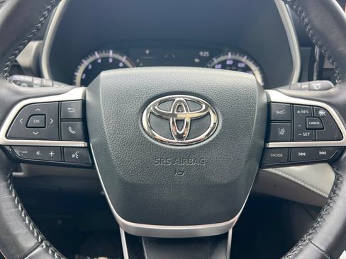 Used 2023 Toyota Highlander XLE AWD/4WD image 24