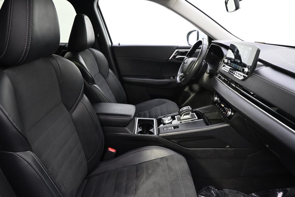 Used 2024 Mitsubishi Outlander SE AWD/4WD image 16