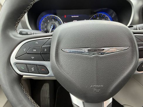 Used 2024 Chrysler Pacifica Touring-L FWD image 17