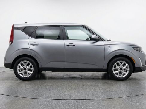 Used 2025 Kia Soul LX w/ LX Technology Package FWD image 11