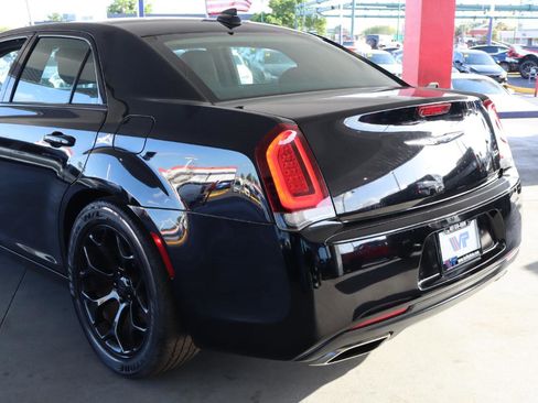 Used 2019 Chrysler 300 Touring w/ Sport Appearance Package RWD image 9