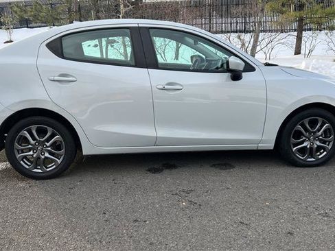 Used 2019 Toyota Yaris LE FWD image 11