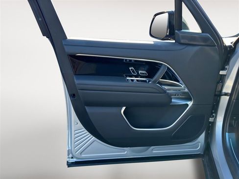 New 2025 Land Rover Range Rover SE image 8