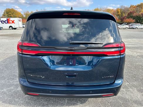 Used 2025 Chrysler Pacifica Limited image 4