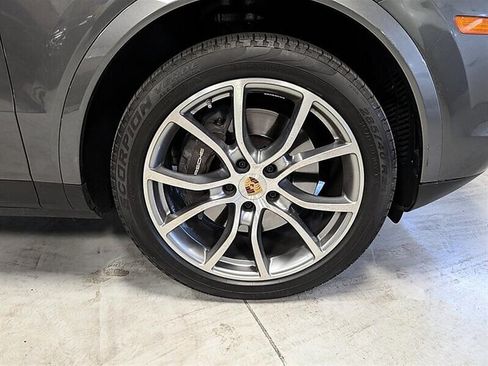 Used 2023 Porsche Cayenne w/ Premium Package AWD/4WD image 12