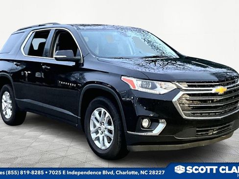 Used 2021 Chevrolet Traverse LT image 1