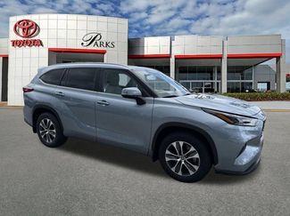 Used 2023 Toyota Highlander XLE FWD video 1