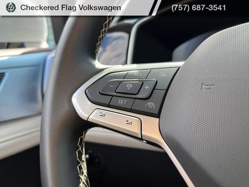 Used 2025 Volkswagen Taos SE AWD/4WD image 35
