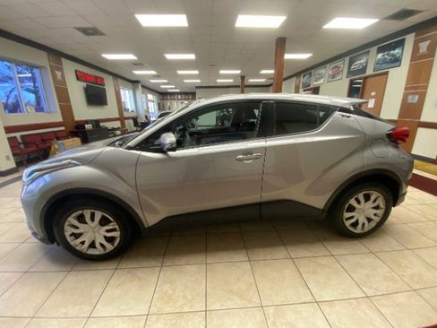 Used 2020 Toyota C-HR LE image 2