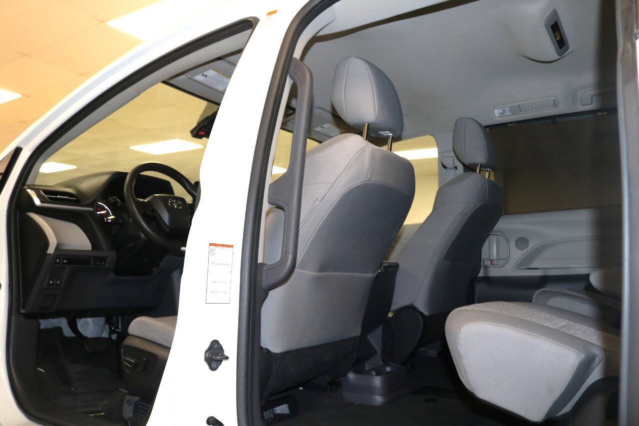 Used 2023 Toyota Sienna LE AWD/4WD image 72