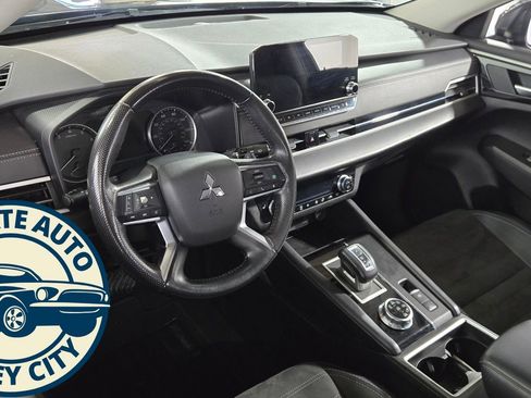 Used 2024 Mitsubishi Outlander SE image 9