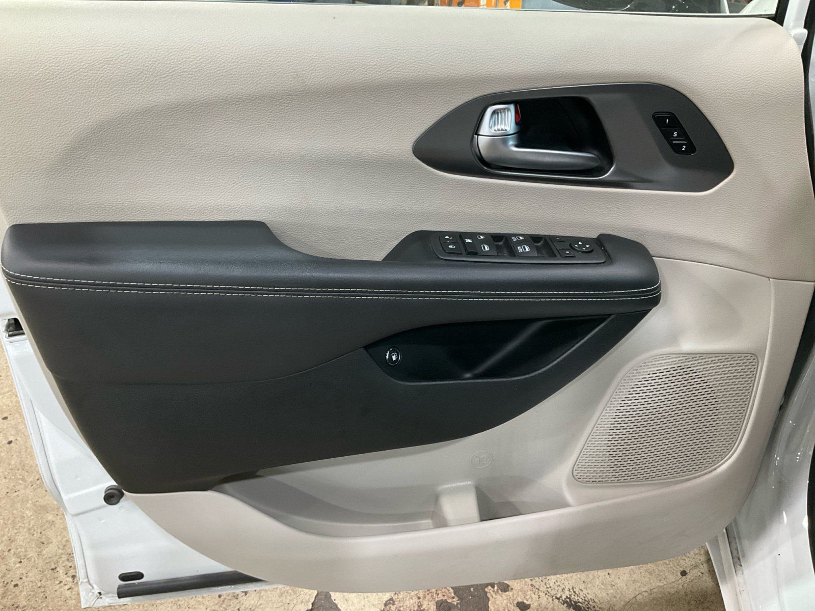 Used 2024 Chrysler Pacifica Limited FWD image 26
