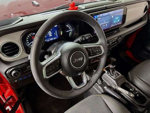 Used 2025 Jeep Wrangler Unlimited Sahara image 22