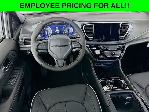 New 2026 Chrysler Pacifica Limited w/ Uconnect Theater Family Group image 27