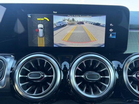 Used 2023 Mercedes-Benz EQB 300 4MATIC image 29