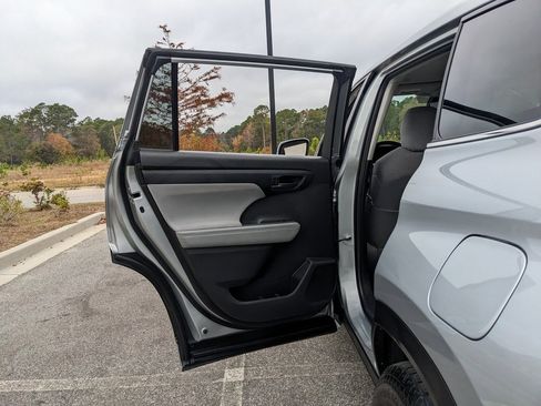 Used 2023 Toyota Highlander L image 52