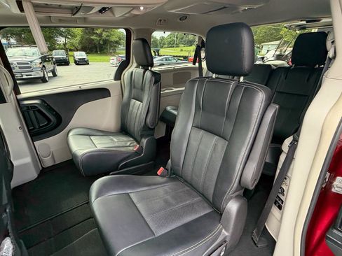 Used 2015 Chrysler Town & Country Touring-L w/ Driver Convenience Group FWD image 31