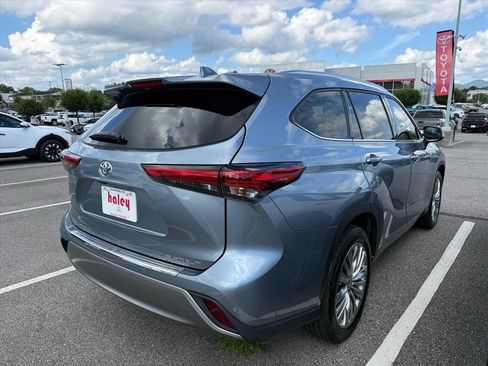 Used 2022 Toyota Highlander Platinum FWD image 3