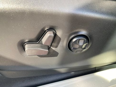 Used 2023 Chrysler Pacifica Touring-L FWD image 11