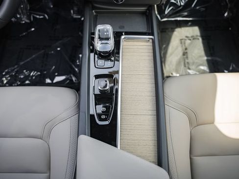 New 2027 Volvo XC60 B5 Plus AWD/4WD image 28