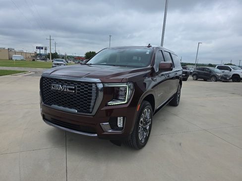 Certified 2023 GMC Yukon XL Denali Ultimate AWD/4WD image 3