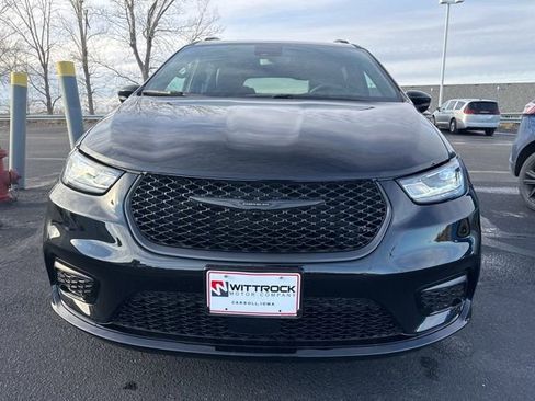 Used 2024 Chrysler Pacifica Touring-L w/ S Appearance Package image 3