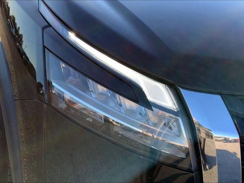 Used 2022 Nissan Pathfinder SV w/ SV Premium Package image 28