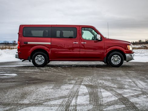 Used 2017 Nissan NV 3500 SL image 2