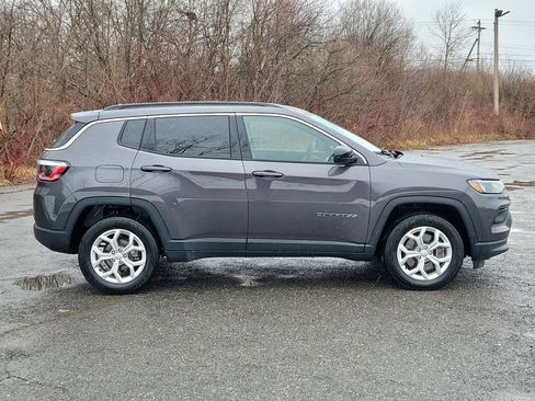 Used 2024 Jeep Compass Latitude AWD/4WD image 4