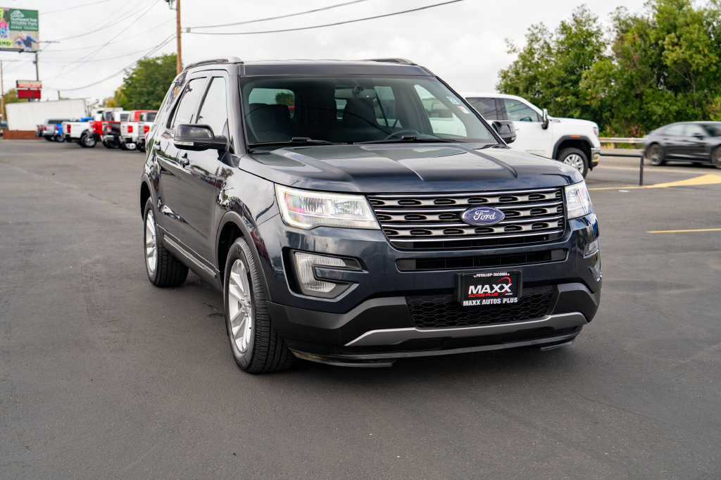 Used 2017 Ford Explorer XLT w/ Equipment Group 201A FWD image 2