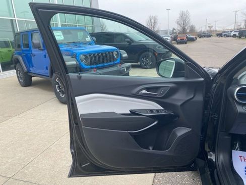 Used 2025 Chevrolet Trax LT image 9