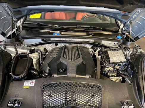 Certified 2023 Porsche Macan AWD/4WD image 32