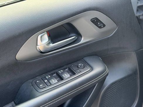 Certified 2025 Chrysler Pacifica Select FWD image 20