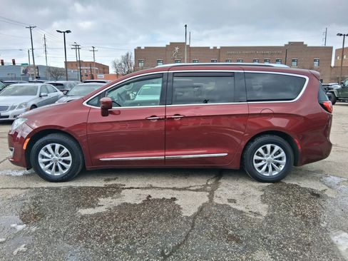Used 2019 Chrysler Pacifica Touring-L image 5