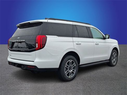 New 2026 Ford Expedition Active image 3