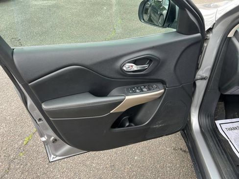 Used 2018 Jeep Cherokee Limited FWD image 12
