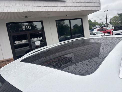 Used 2022 Volkswagen Tiguan SE w/ Panoramic Sunroof Package AWD/4WD image 12