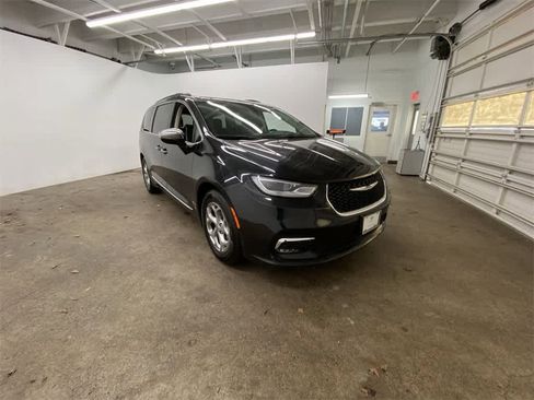 Used 2023 Chrysler Pacifica Limited image 8