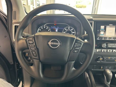Used 2025 Nissan Frontier SV image 17