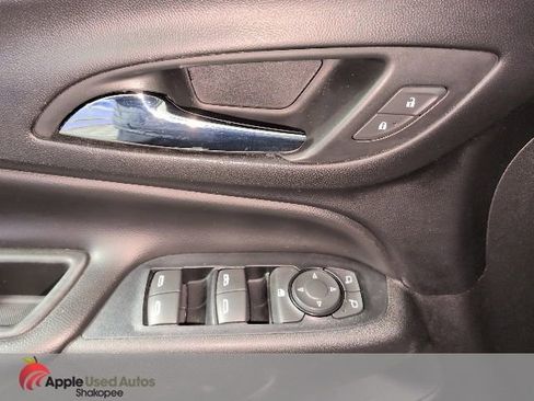 Used 2018 Chevrolet Equinox LT image 8