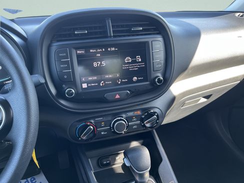 Used 2025 Kia Soul LX w/ LX Technology Package FWD image 20