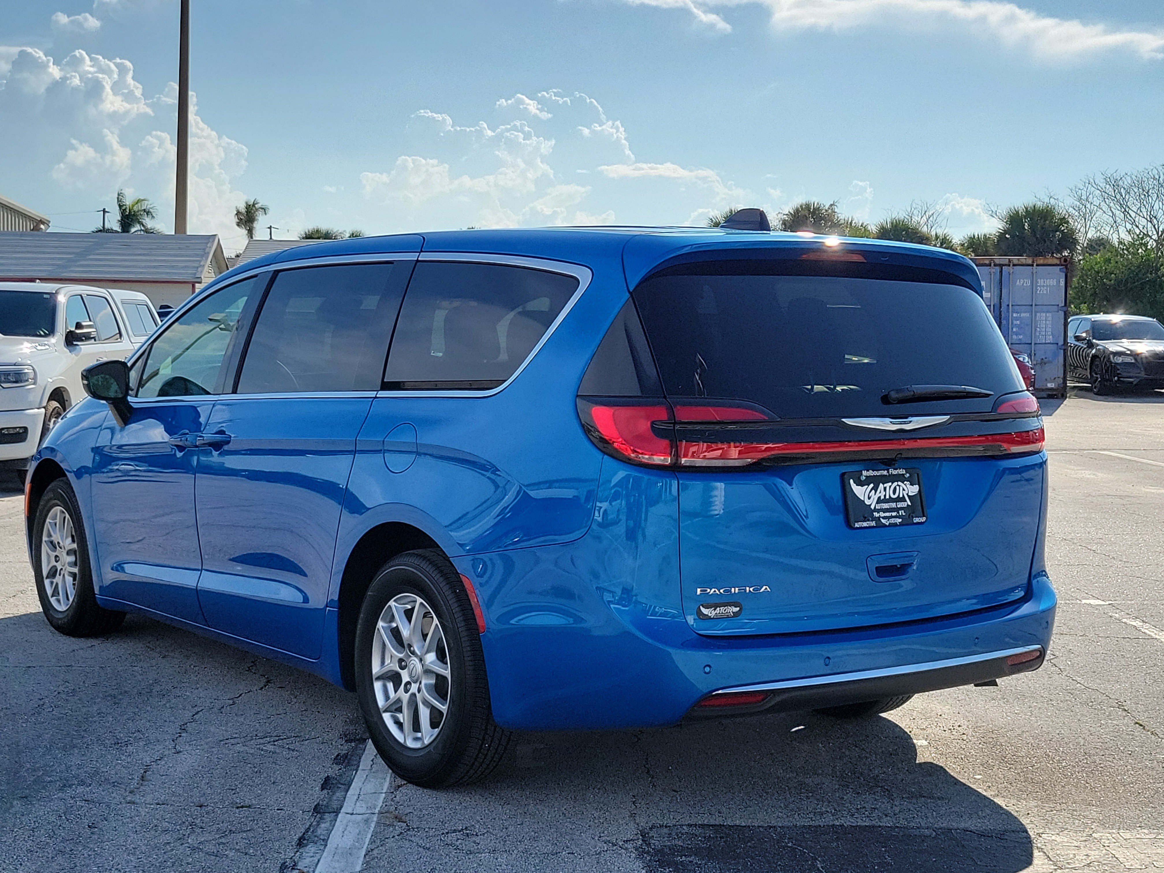 Used 2026 Chrysler Pacifica Select FWD image 3