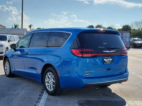 Used 2026 Chrysler Pacifica Select FWD image 3