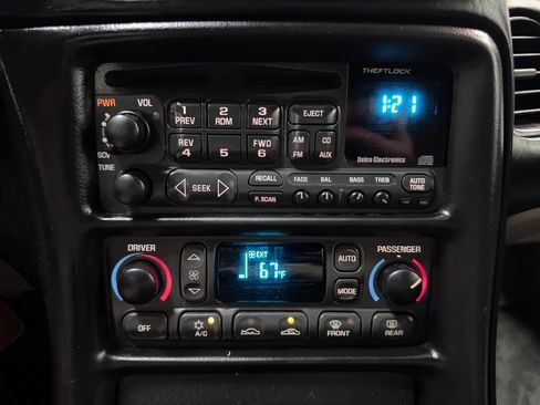 Used 2000 Chevrolet Corvette Coupe w/ Roof Pkg RWD image 18